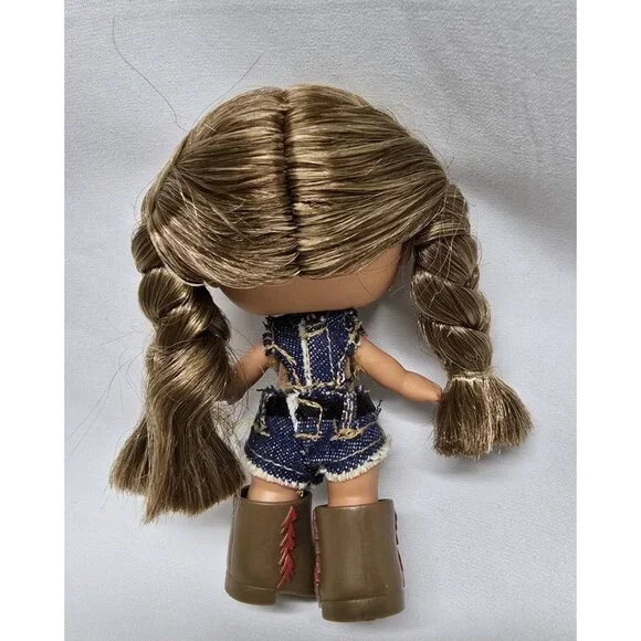 Bratz Babyz Storybook Collection - Yasmins Rodeo Ball Doll- FLAWED BELT- READ - Picture 12 of 12